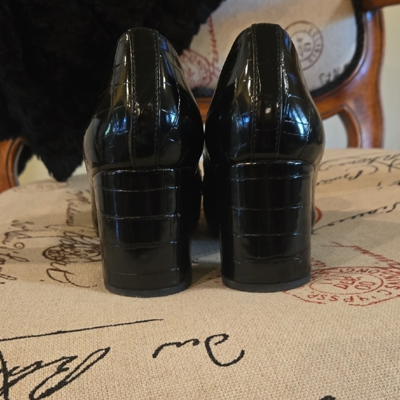 Liz Claiborne Melba Black Patent Loafers with Gold Accent - Picture 3 of 11